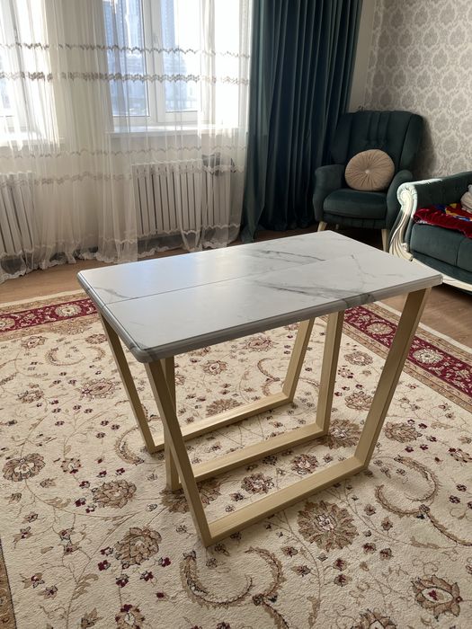 Большой стол со стульями