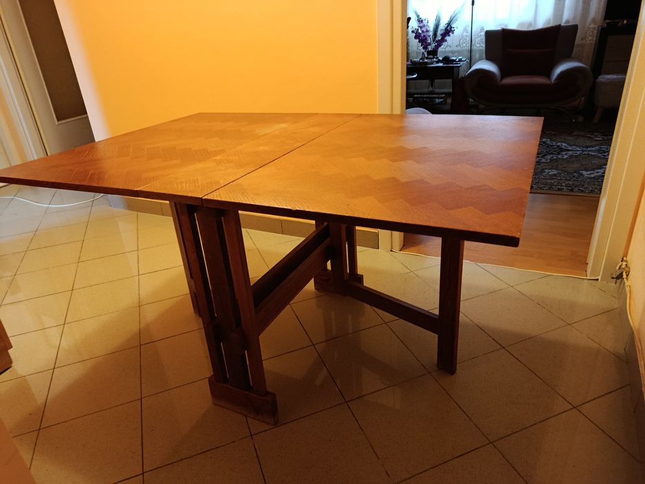 Vând masă extensibilă lemn masiv 6 persoane . Aspect îngrijit și foarte bine păstrată.Grad de uzură zero.