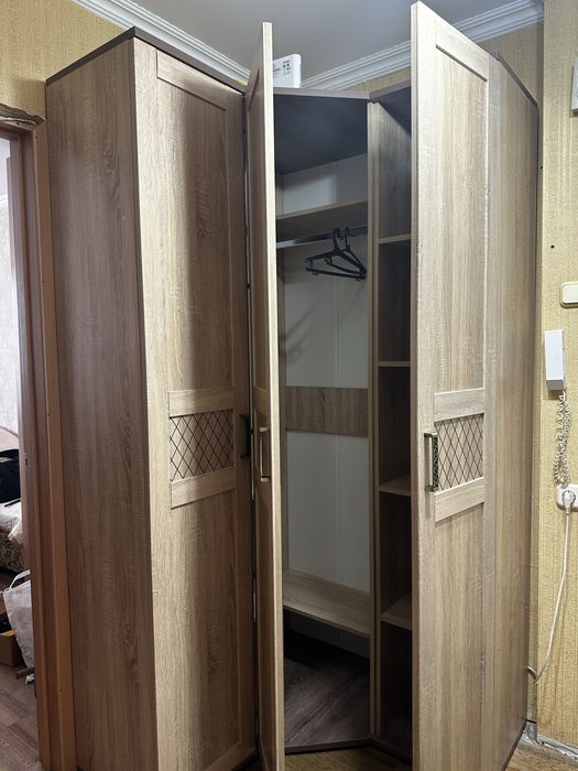 Шкаф угловой высокий