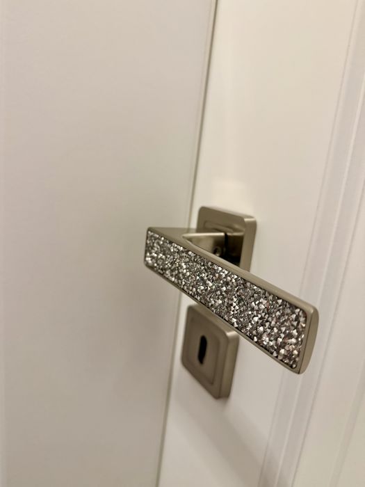 2 Seturi de mânere pt uși, model CRISTAL, stare impecabila