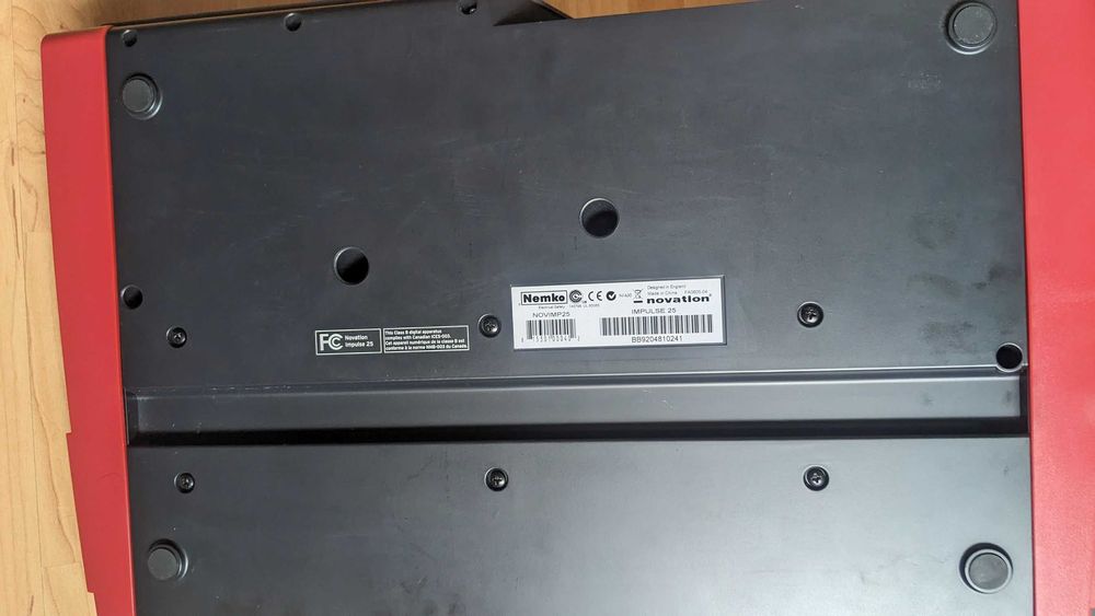 Controller MIDI Novation Impulse 25  Aftertouch, arpeggiator, velocity