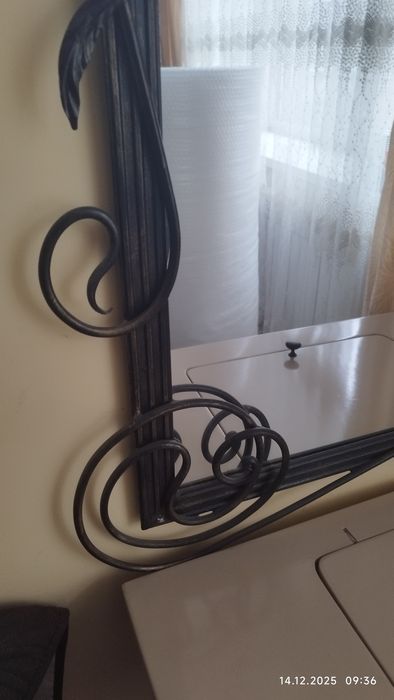 Зеркало в кованой раме