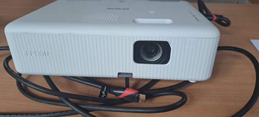 Videoproiector Epson CO-W01 - Stare Impecabilă (Folosit doar o lună)