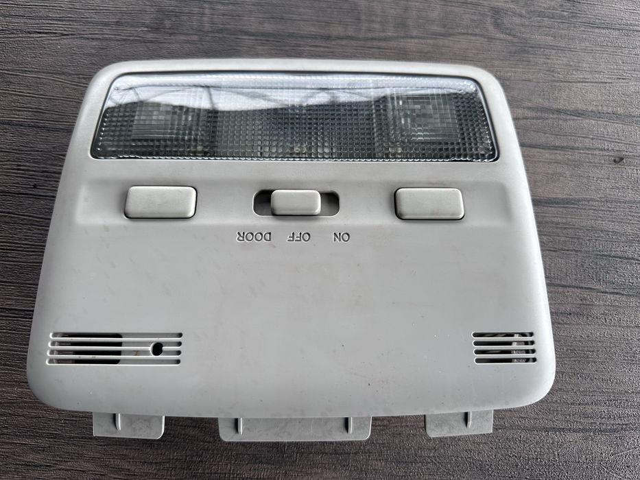 Плафон от Тойота Авенсис Т25