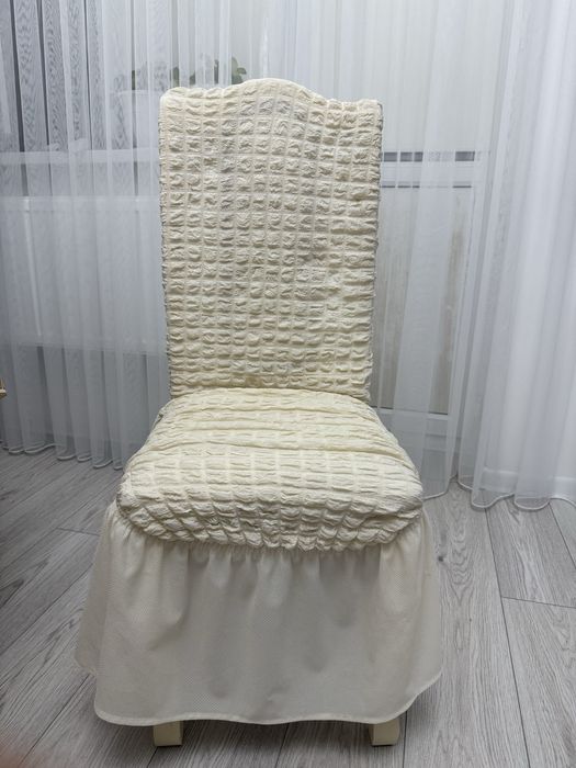 Стол со стульями для гостинной