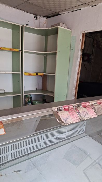 Шкаф витрина в магазин