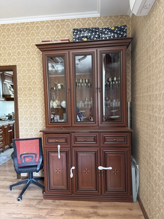 Сервант (витрина) в классическом стиле, отличное состояние