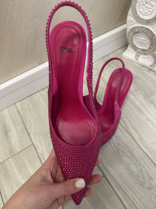 Токчета ZARA с камъчета