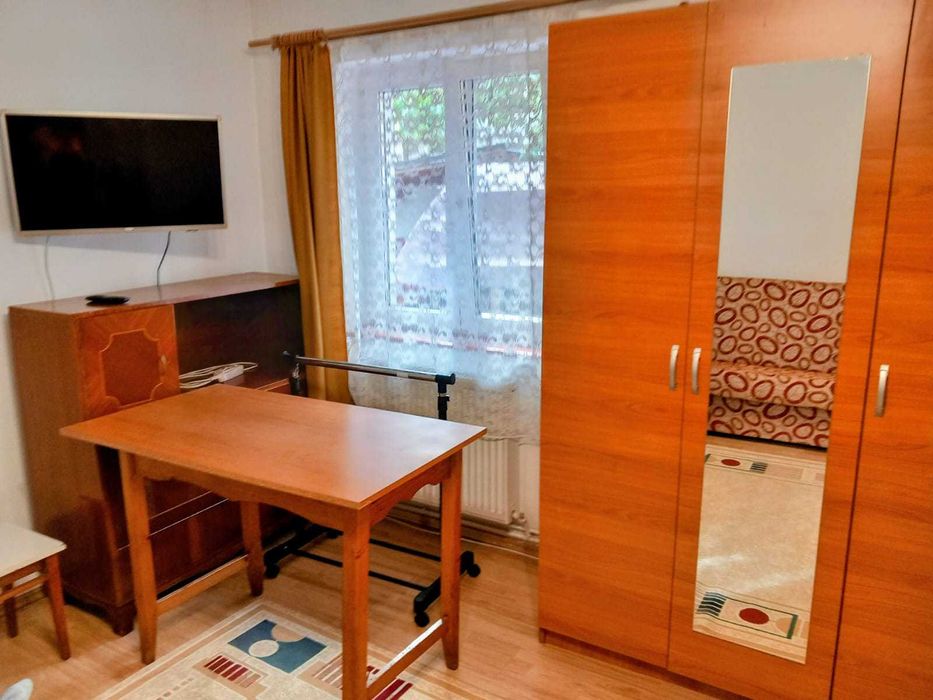 Dau in chirie o casa cu 1 camera, 1 bucatarie si 1 baie decomandate