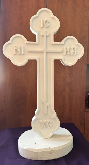 Cruce din lemn cu postament