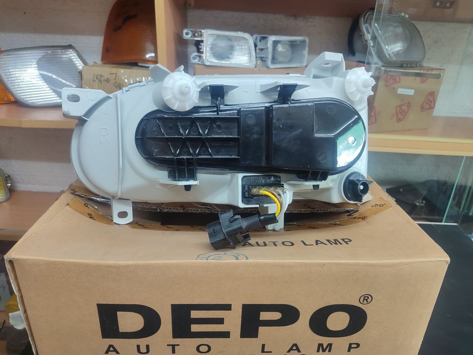 Фары на гольф 3 правый. Депо Тайвань
