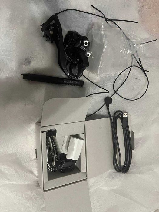 Част от групсет дерайльори Shimano Di2 Ultegra FD-R8150 12 ,Di2 RD-R7150-12 105 , BT-DN300 , кабели