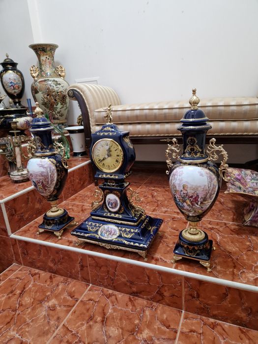 Страхотен италиански порцеланов каминен часовник с 2 декораций