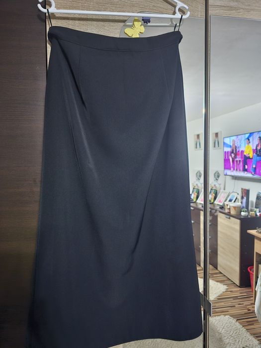 Fusta dreapta cu nasturi pe picior