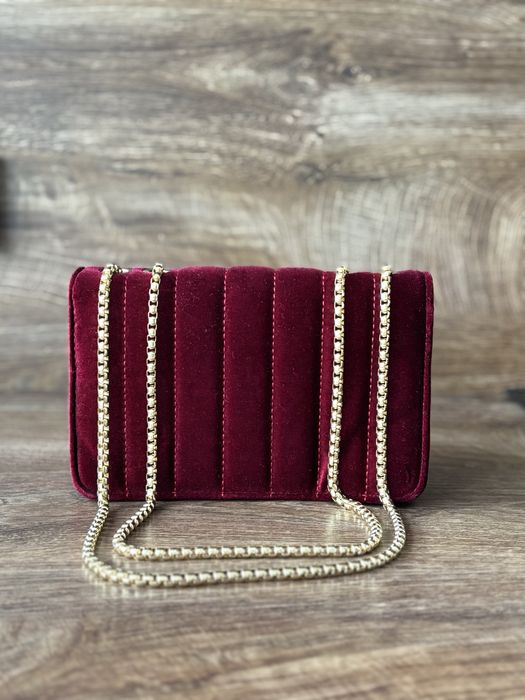 Малка чанта със златиста верижка