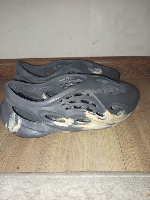 Продаю кроксы foam runner