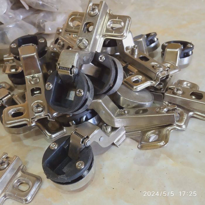 Срочно продается петли для стеклянной мебели.