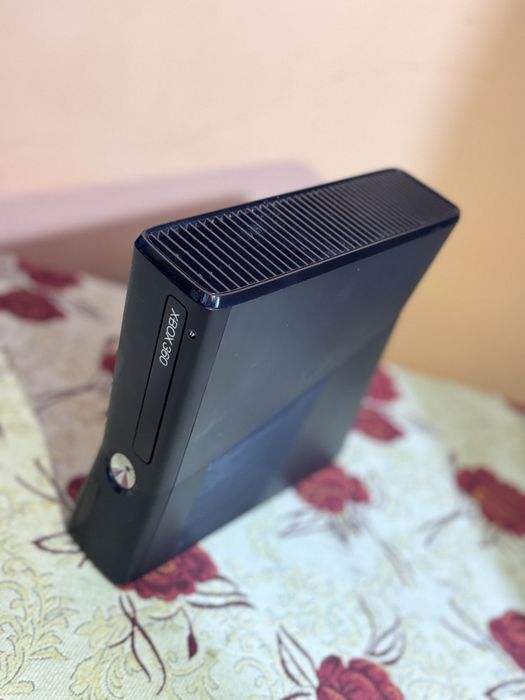 Продам XBOX 360 в идеальном состояний !