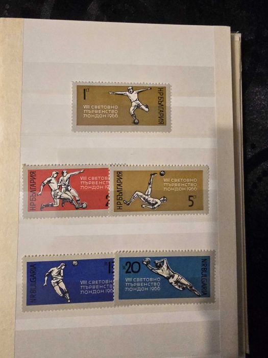 Продавам пощенски марки, спортна тематика. Два албумаа