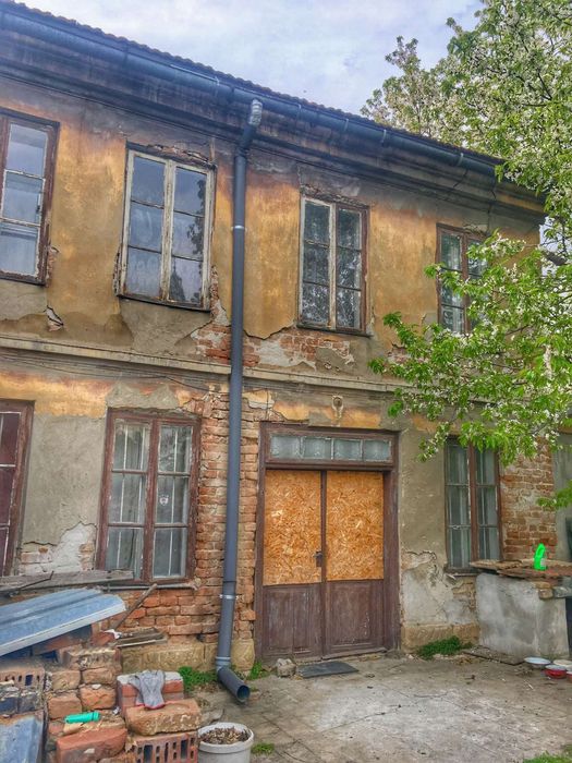 Къща 200 кв + двор 427 кв