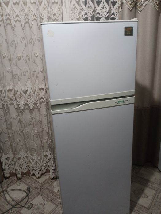 Продам двухкамерный холодильник Samsung  рабочи доставка бесплатно
