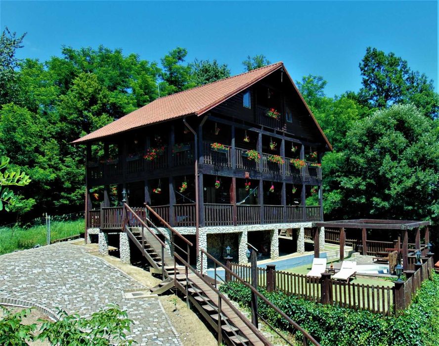 Cabana deosebita  de vacanta, construita de olandez pasionat in lemn