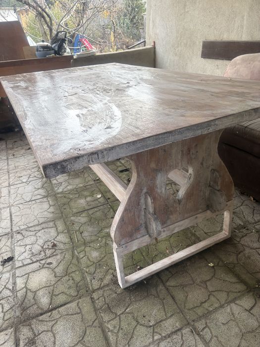 Маса от масивно дърво