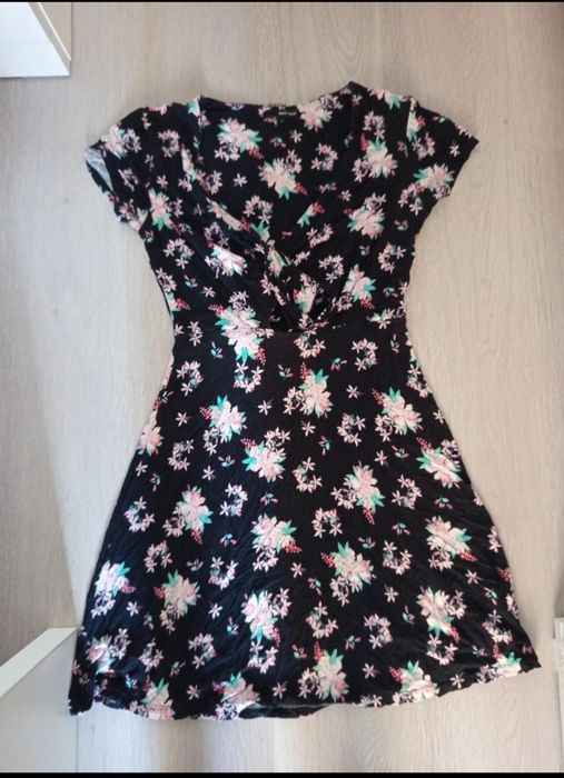 Rochie neagra cu imprimeu de flori oferta in descriere