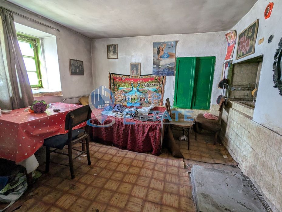 Двуетажна тухлена къща с голям двор в село Копривец, област Русе