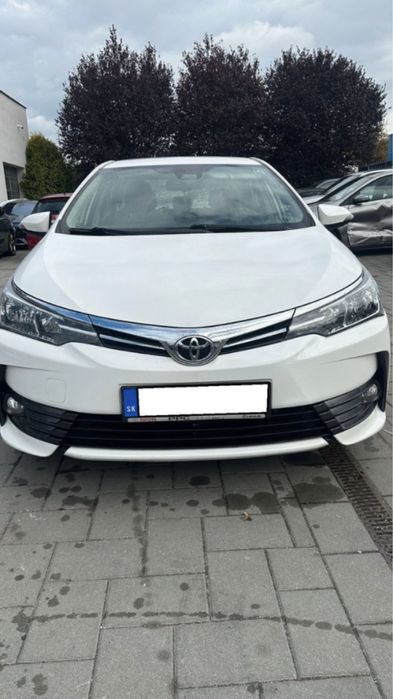 Продавам 2 броя Toyota Corolla на части 1.6 /1.8
