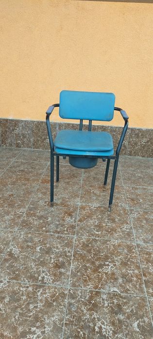 Scaun toaletă pentru persoane cu dizabilități