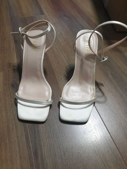 Елегантни дамски сандали на ток