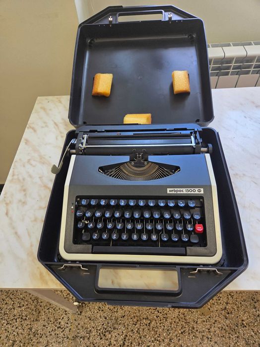 Механична преносима пишеща машина Хеброс 1300 Ф. Клавиатура Qwerty