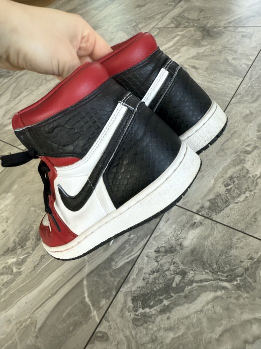 Air Jordan 1 Retro High Satin Snake Chicago
