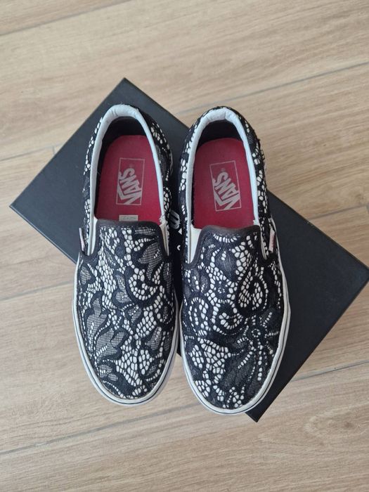 Продавам дамски дантелени кецове Vans
