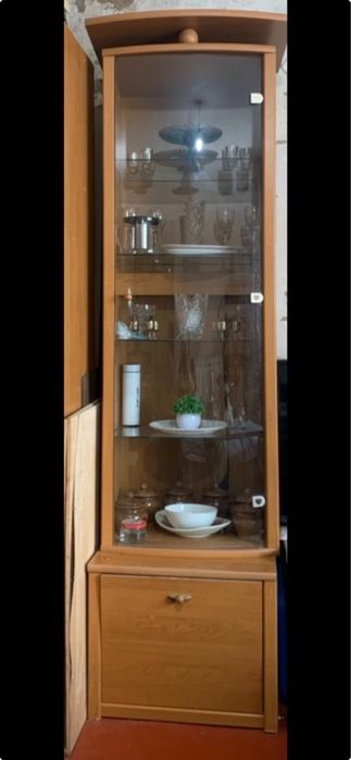 Шкаф с стеклянными полками