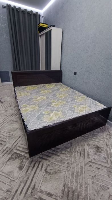 Двуспальная кровать с матрасом