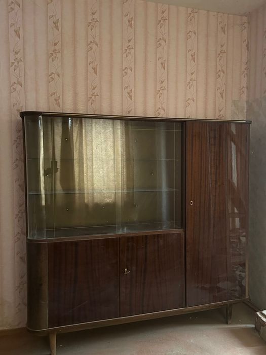 Продам антикварный сервант