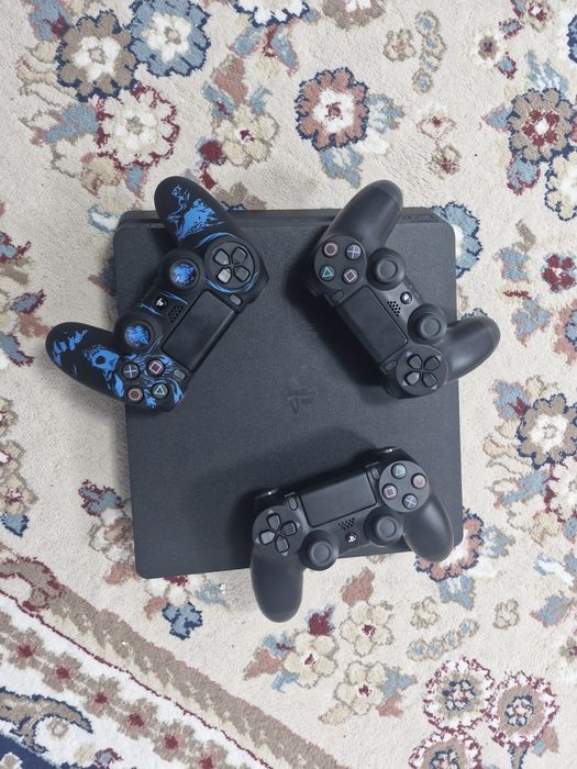 Продам Sony PlayStation 4