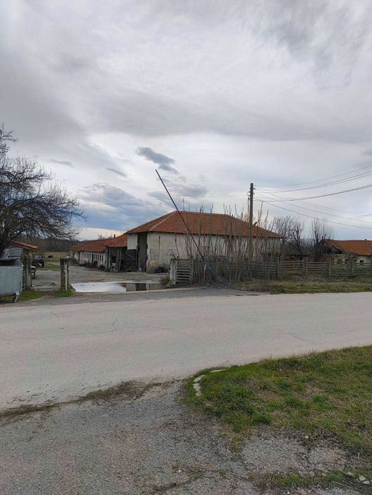 Продавам стопански постройки - обори