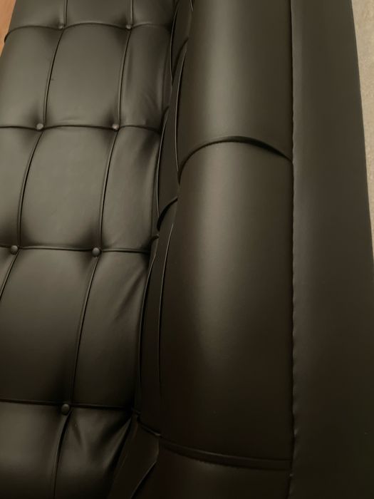 Кожаный офисный диван в отличном состоянии