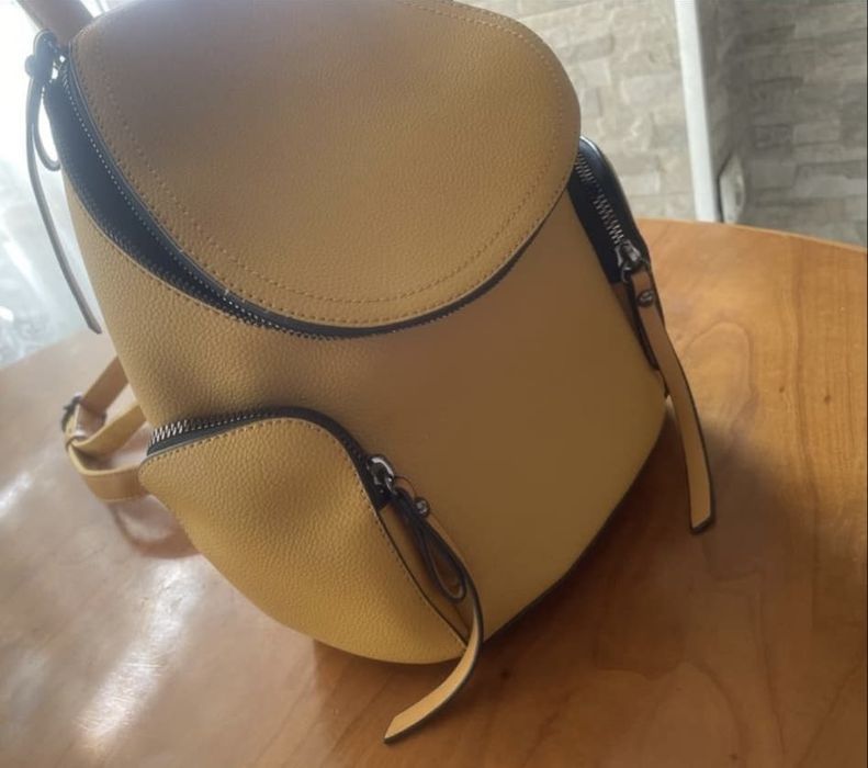 Жълта дамска чанта много малко използвана. От кожа