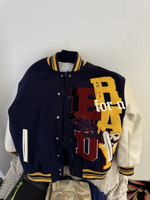 sapca New Era, costum,pantaloni schiuri, casca,placa snowboard, skiuri