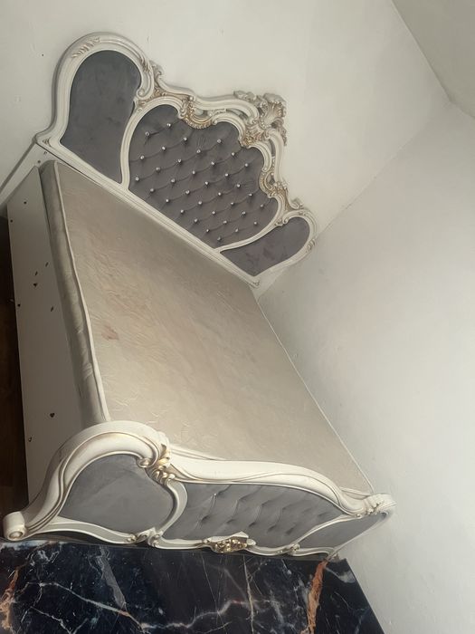 Двуспальная кровать