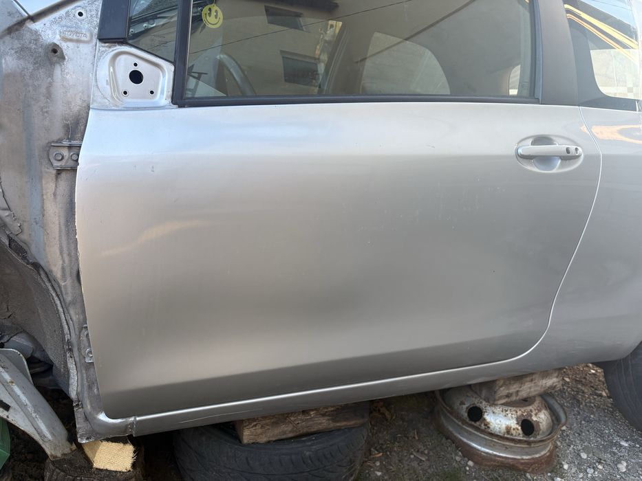 Предна врата Тойота Ярис 2005-2011 / лява