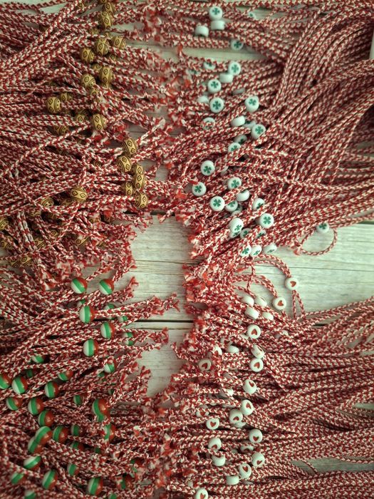 мартеници на едро и дребно/десятки и единични