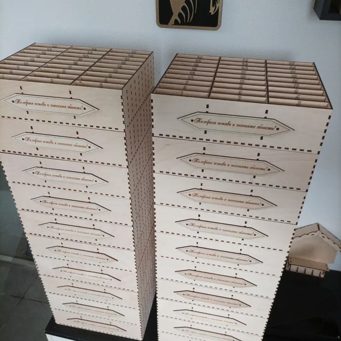 Училищна поставка за мобилни телефони.