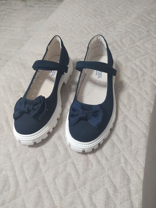 Школьные туфли .