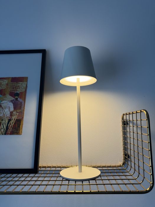 Lampa cu acumulator alba