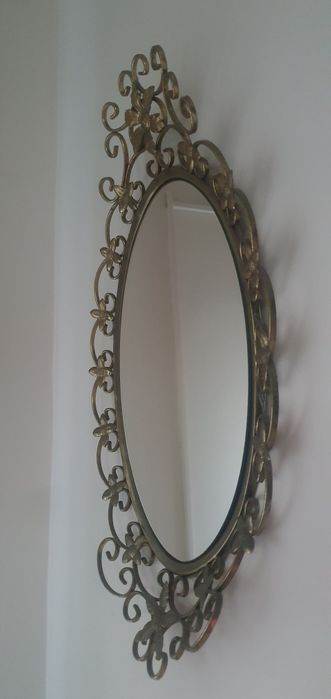 Oglinga deosebita foarte veche,dar in conditie foarte buna!